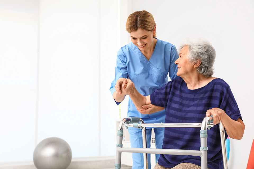 Foto: Pflegerin mit alter Dame